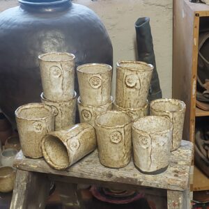 Vaalea korvaton muki, kokonaan lasitettu