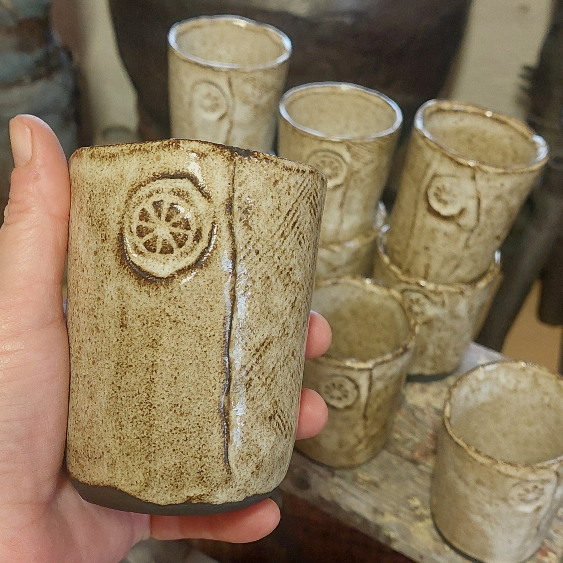 Vaalea korvaton muki, kokonaan lasitettu - Image 2